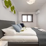 Comfortable Krakowska With Free Parking By Renters 公寓
