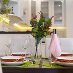 Comfortable Krakowska With Free Parking By Renters 公寓