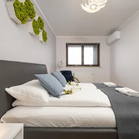 Comfortable Krakowska With Free Parking By Renters Apartment