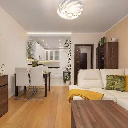Comfortable Krakowska With Free Parking By Renters Apartment