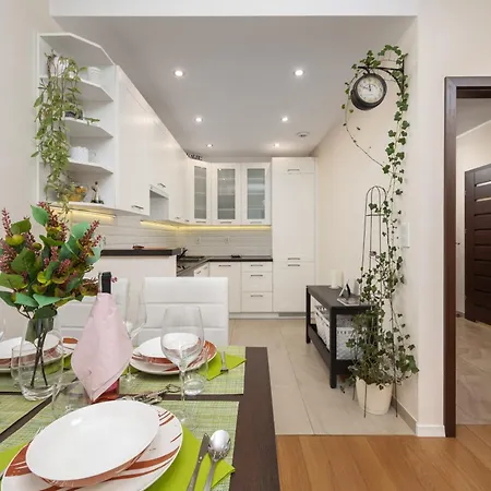 Comfortable Krakowska With Free Parking By Renters Apartment