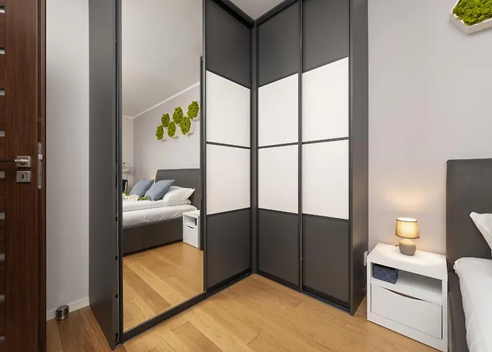 Comfortable Krakowska With Free Parking By Renters Apartment *